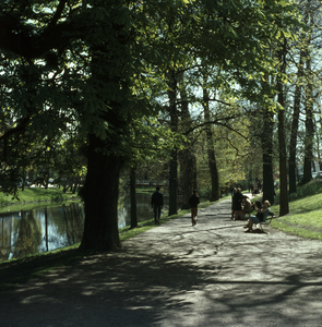119385 Gezicht in het Hieronymusplantsoen langs de Stadsbuitengracht te Utrecht, ter hoogte van de Herenbrug (achtergrond).